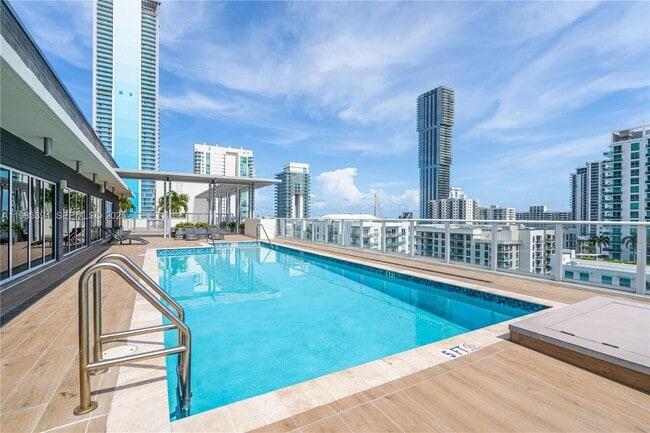 Building Photo - 321 NE 26th St