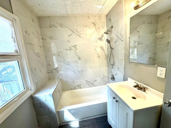 Building Photo - Spacious 3 Bedroom Home