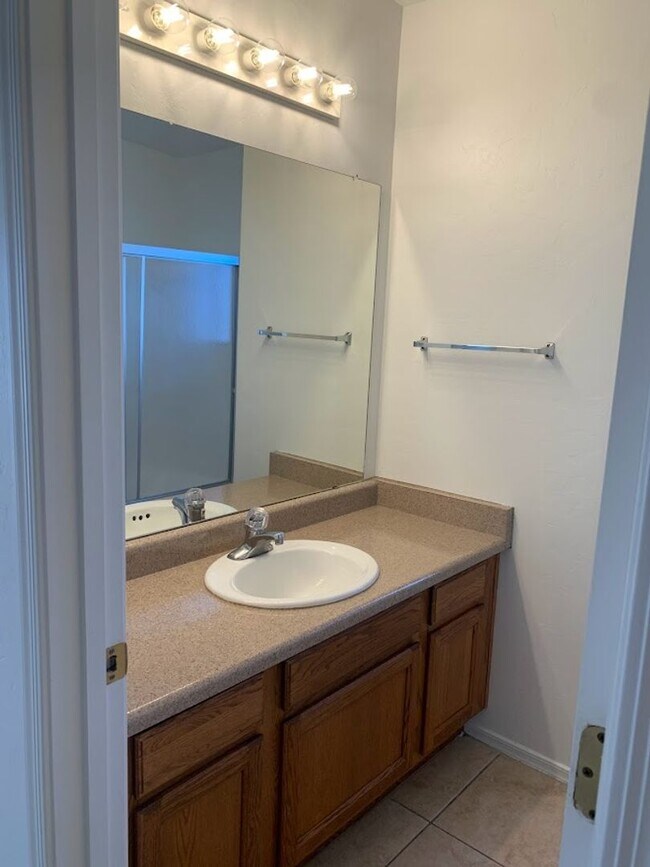 Building Photo - 9108 E Esperanza Dr