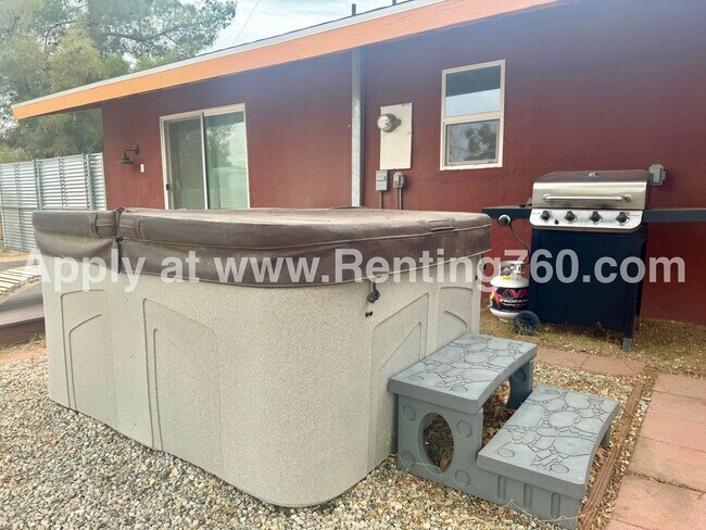 Building Photo - Stylish 3-Bedroom Home with Fenced Yard, S...