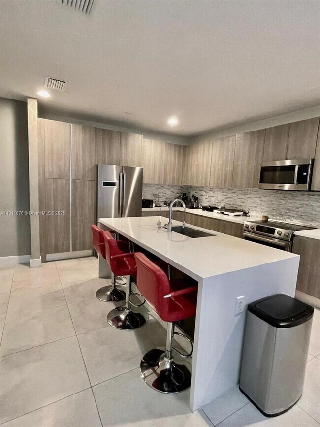 Building Photo - 6846 NW 103rd Ave