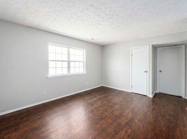 Building Photo - 1393 Summit St