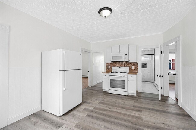 Building Photo - 220 Concord St