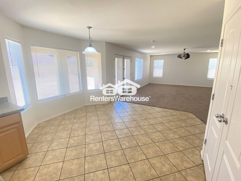 Building Photo - 2036 W Quick Draw Way