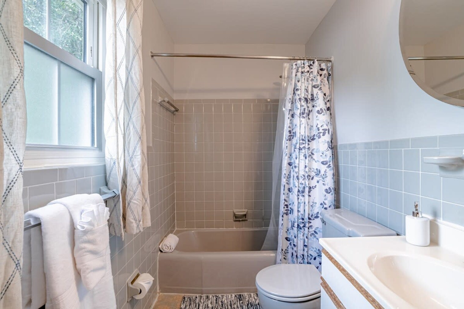 Building Photo - 304 N University Blvd