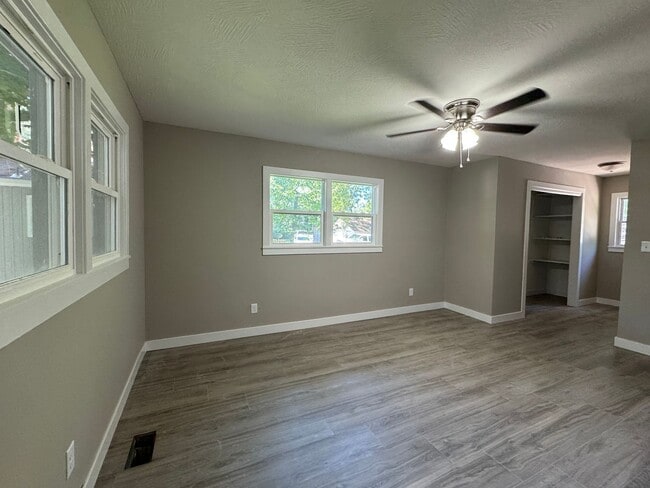 Building Photo - Charming 5 Bedroom off of South National Ave