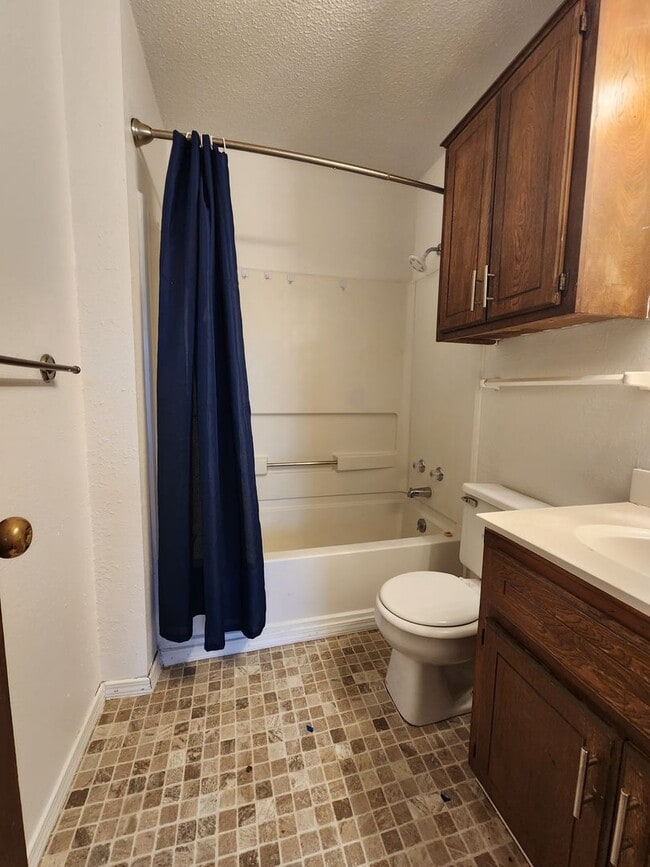 Building Photo - Cute 3 bedroom Townhome in Shawnee!