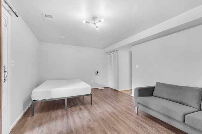 Building Photo - Beautifully Updated End-Unit Townhome in P...
