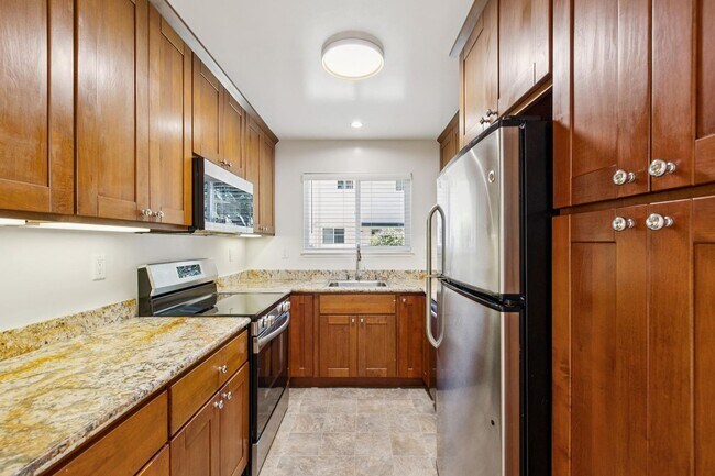 Building Photo - 815 Roble Ave