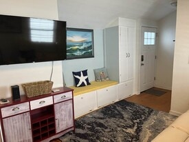 Building Photo - 1706 Oak Ter