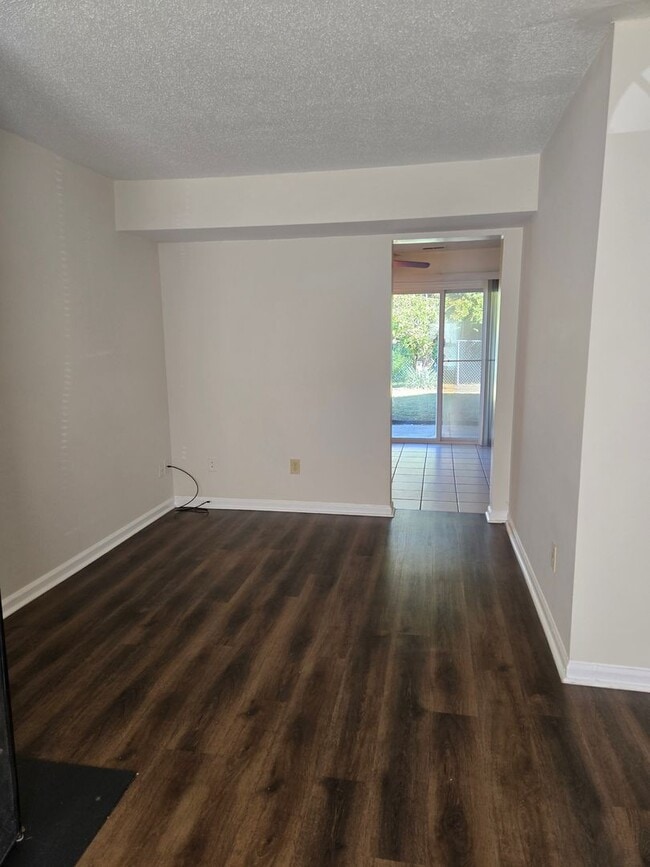 Building Photo - Beautiful 2 bedroom Townhouse