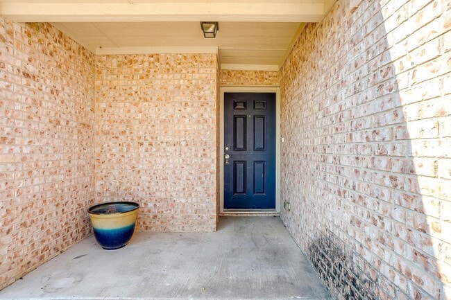 Building Photo - Perfectly located.  3 Bedroom, 2 Bath Home...