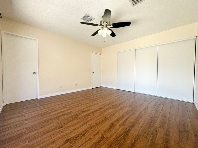 Building Photo - AVAILABLE NOW!! 3 Bed / 2 Bath Home in Des...