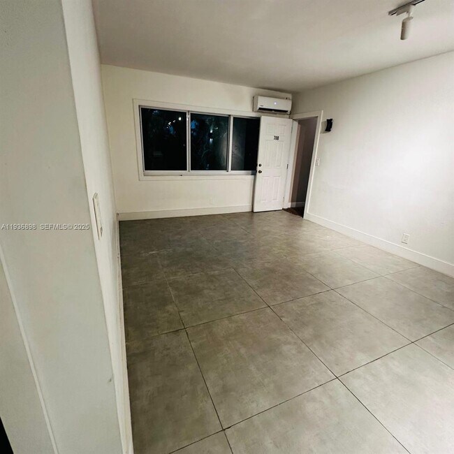 Building Photo - 10070 E Bay Harbor Dr