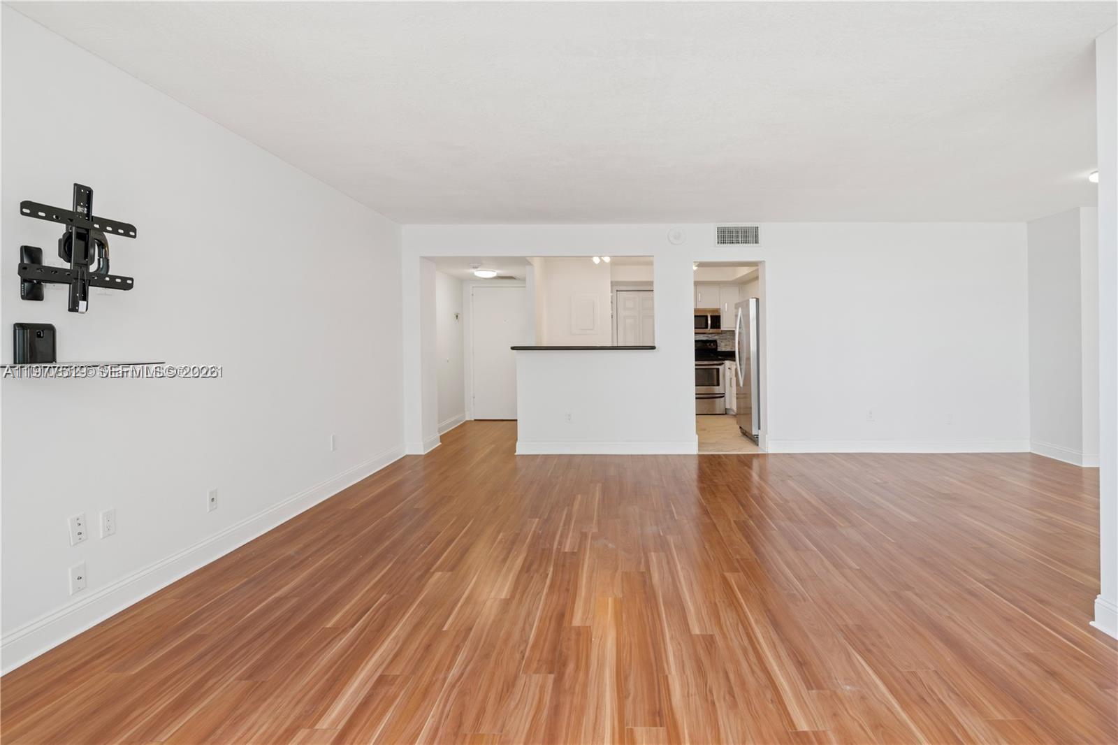 Building Photo - 1420 Brickell Bay Dr