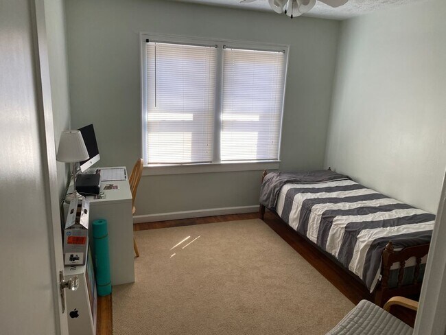 Building Photo - 5453 E 10th St