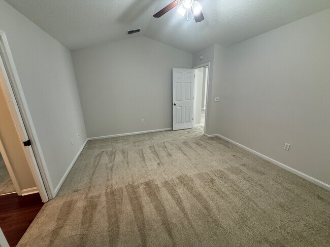Building Photo - 5550 Oak Crossing Dr