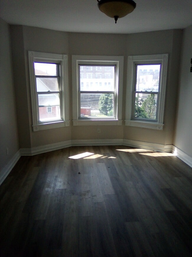 Building Photo - 325 Cedar Ave
