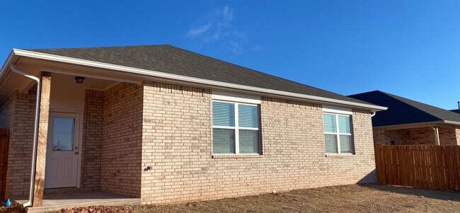 Building Photo - 4 Bedroom 2 Bathroom 2 Car Garage Home in Oakdale School District