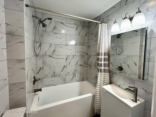 Building Photo - 223 Columbia Dr