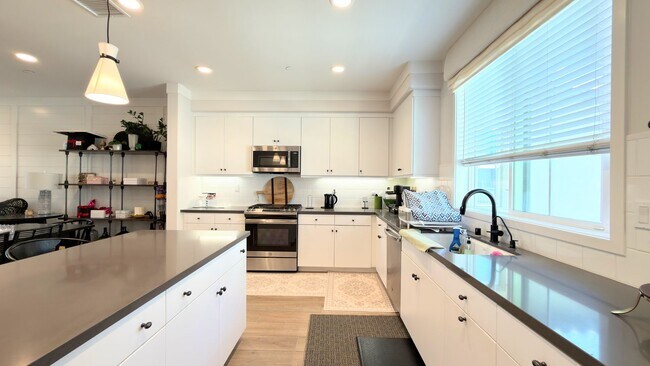 Building Photo - Luxury Builder Model Home - Resort Style Amenities In A Gated Community