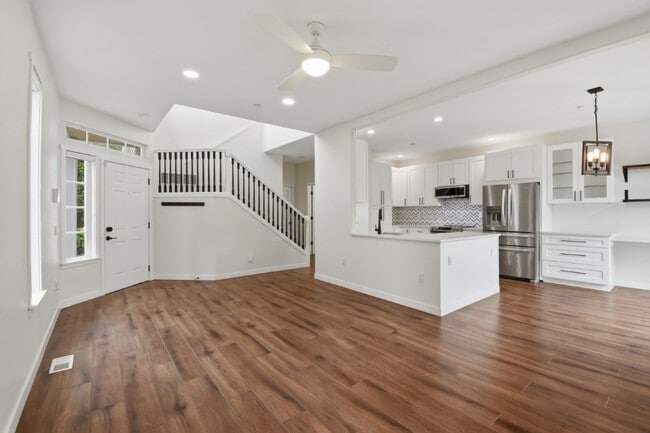 Building Photo - 3Bd/2.5Ba Edmonds Townhome