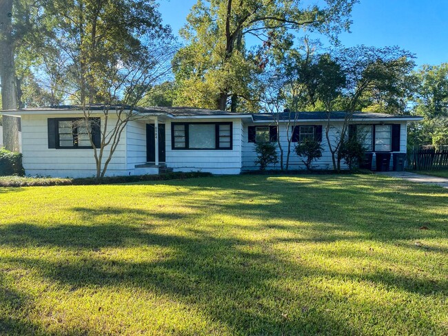 Primary Photo - 4 Bedroom house for Lease off Bluebonnet Blvd