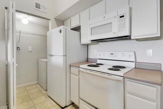 Building Photo - 141 SW Palm Dr