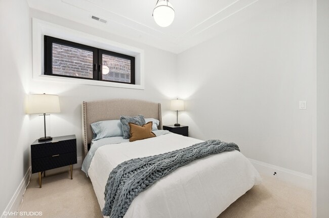 Building Photo - 2236 N Kenmore Ave