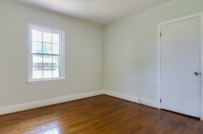 Building Photo - 827 Glendora Dr