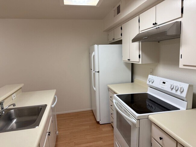 Building Photo - Gorgeous South Natomas Condo