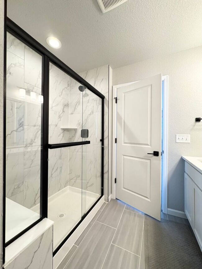 Building Photo - Beautiful 3 bedroom 3.5 bath Townhome Minutes from Downtown Johnstown