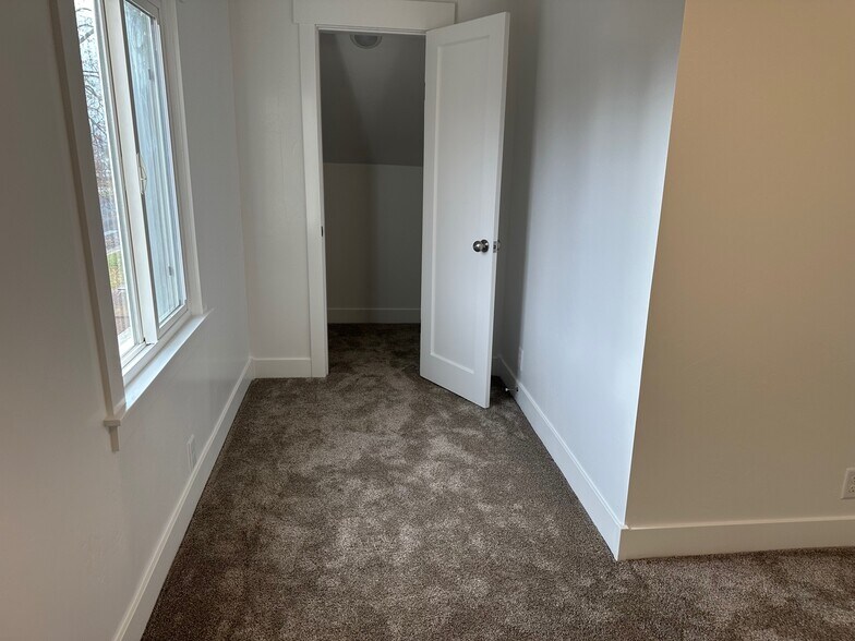 Building Photo - 479 W Center St