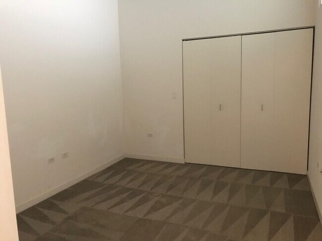 Building Photo - High floor 2b2b unit right by Westloop