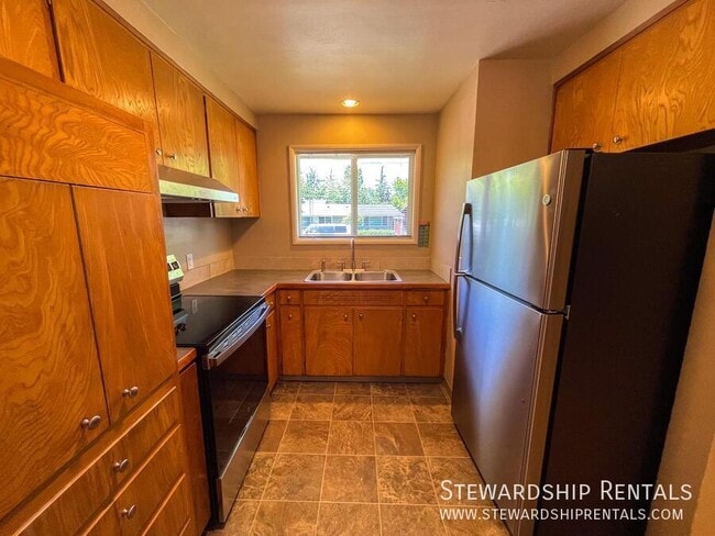 Building Photo - 2120 W 18th Ave