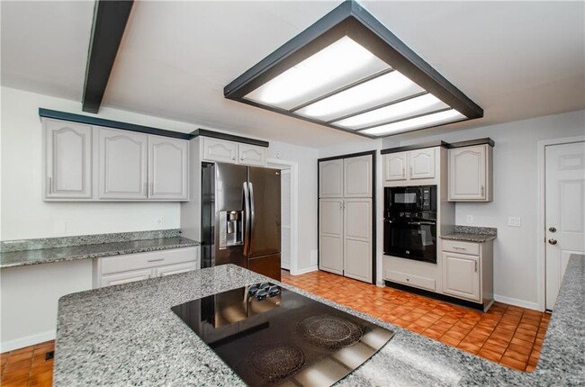 Building Photo - 150 Karina Pl