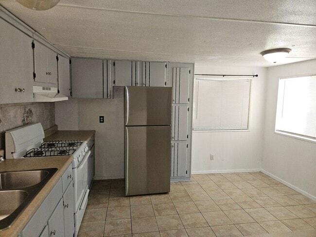 Building Photo - Cute and Clean 2 bed/1 Bath in central BHC