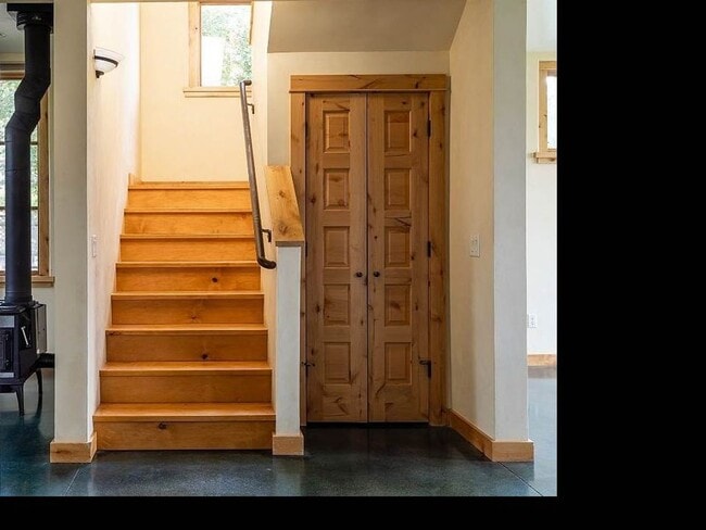 Building Photo - 4 Bedroom 3 Ba  Rare beauty and the essence of Bozeman