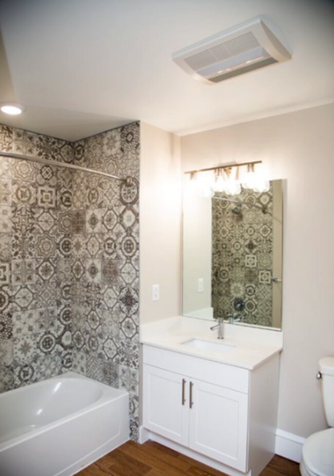 Building Photo - 224 W 9th St