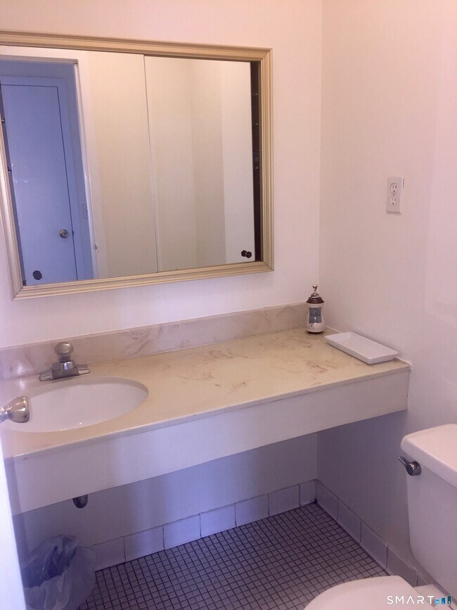 Building Photo - 1 Strawberry Hill Ct