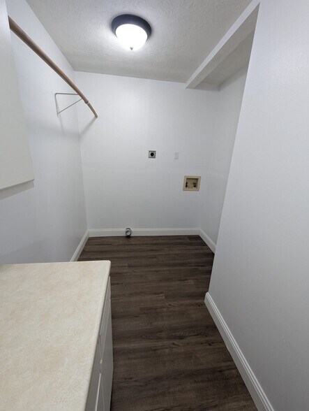 laundry room - 2719 Canal Ave