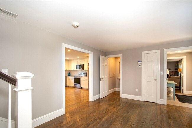 Building Photo - 474 King St