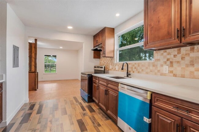 Building Photo - 13832 South Bay Lake Rd