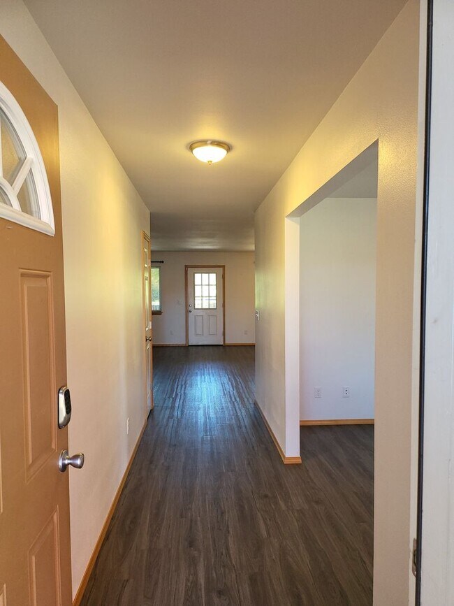 Building Photo - 3 Bedroom 2.5 Bathroom in Napavine