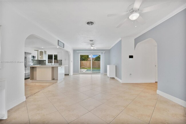 Building Photo - 2441 Tarpon Dr