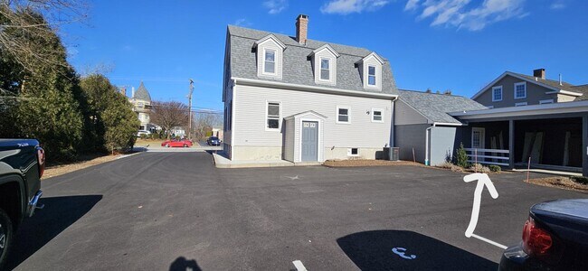 Building Photo - 606 Putnam Pike