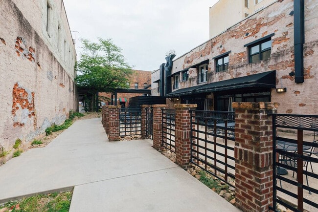 Building Photo - 202 E Main St