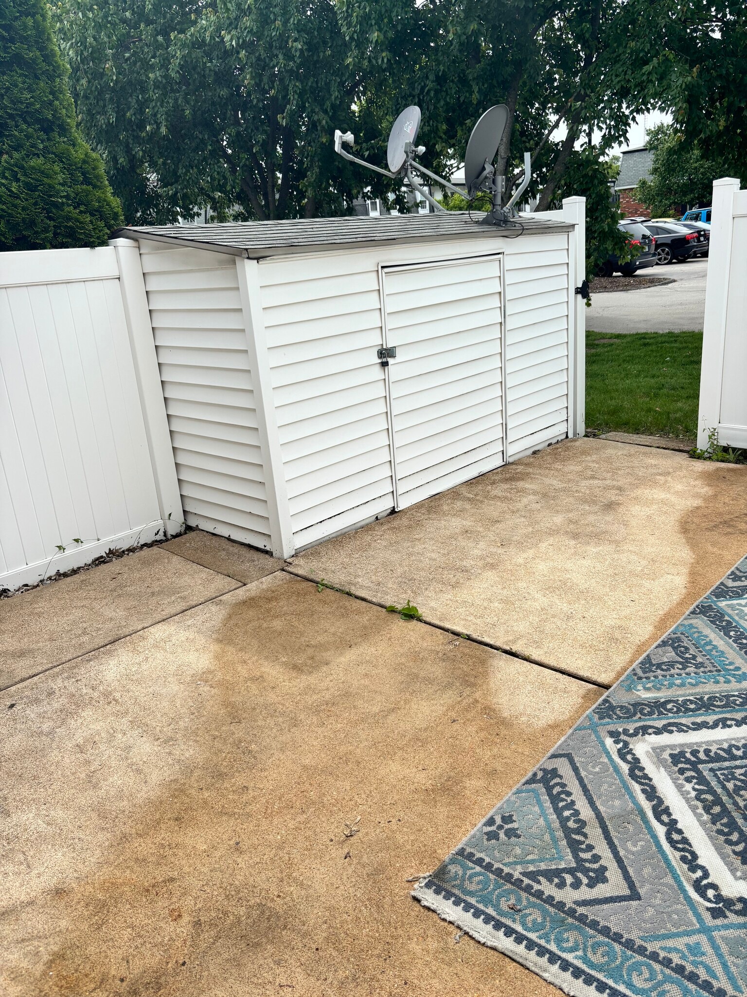 Private patio w/stoarge shed for storage - 825 Dumont Pl
