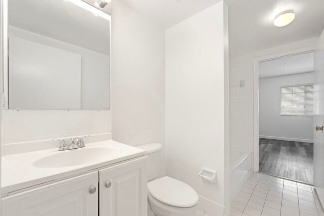 Building Photo - SPACIOUS 2/2 UNIT CENTRALLY LOCATED