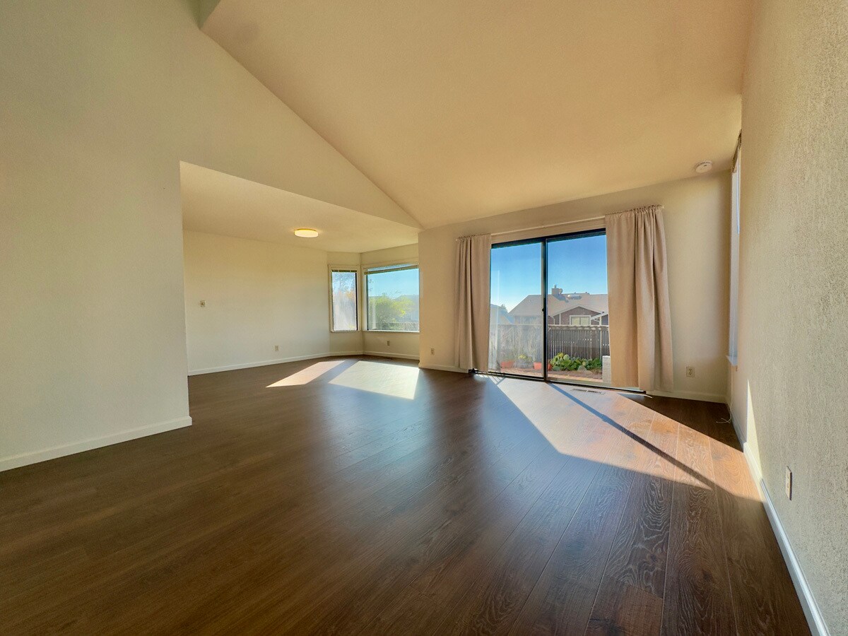 Building Photo - 2221 Pinehurst Way